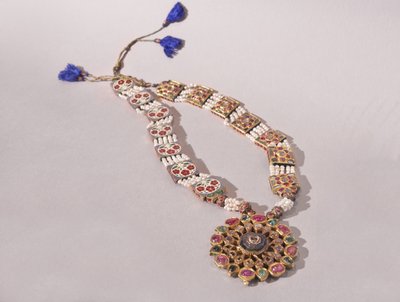 Ketting (met omkeerbaar bloemontwerp), c.1870 door Indian School