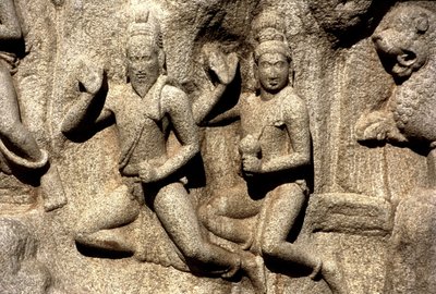 Shiva schenkt een geschenk, detail van het beeldhouwwerk dat Arjuna