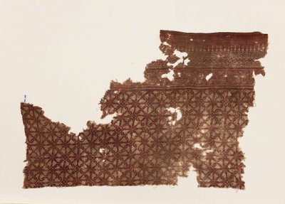 Textielfragment met in elkaar grijpende spiralen door Indian School