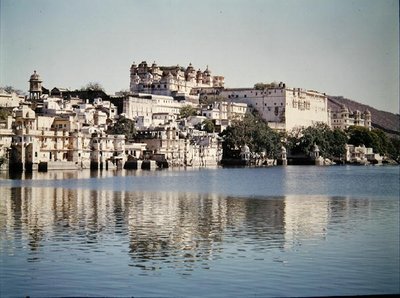 Zicht op het Stads Paleis aan het Pichola-meer door Indian School