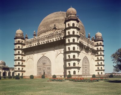 Zicht op de Gol Gumbaz, mausoleum van Mohammed Adil Shah II (1627-57) gebouwd in 1659 door Indian School