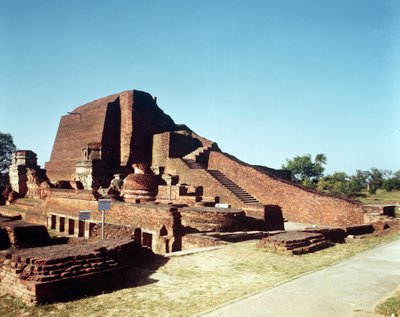 Zicht op de hoofdtempel van Site III, 320-350 door Indian School