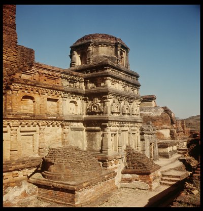 Votief stupa van de hoofdtempel van Site III, 320-530 door Indian School