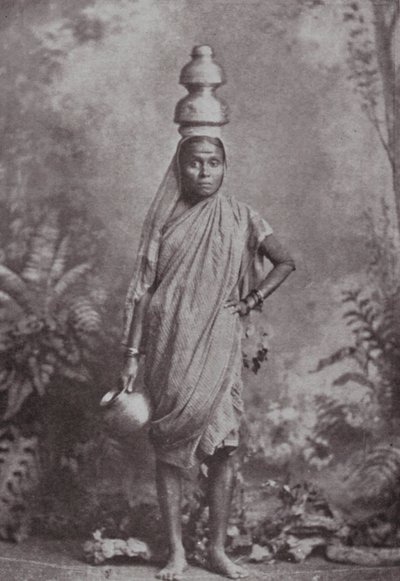 Bombay / Mumbai: Het melkmeisje (z/w foto) door Indian photographer