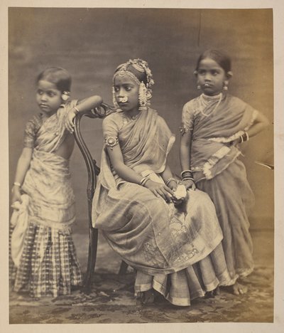 Een groep kinderen uit Madras, die de manier van het dragen van sieraden toont, ca. 1870 door Indian photographer