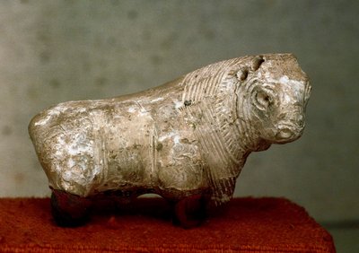 Beschaving van de Indusvallei (5000 v.Chr.): stier. Terracotta beeldje uit Mohenjo-daro (Pakistan), 2400 v.Chr. Karachi, Nationaal Museum, Pakistan door Indus Valley Civilization