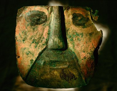 Een koperen masker opgegraven uit de cultuur van Lambayeque van A.... door Ira Block