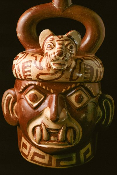Een keramisch artefact met een getande mond gevonden in El Brujo, een afgelegen complex van piramideruïnes van de Moche - een cultuur die de noordkust van Peru regeerde van ongeveer 100 tot 800 na Christus. Graven in de Moche-vallei in 1899, de Duitse arch door Ira Block