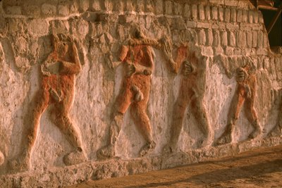 Een fries van naakte gevangenen van de Moche op de muren van Huaca Cao Viejo in El Brujo, 2005 door Ira Block
