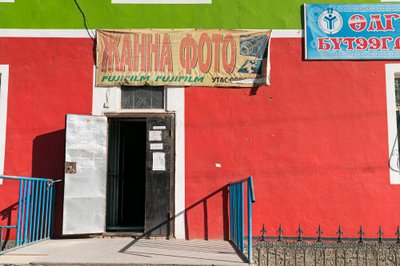 Een scène in de stad Ölgii, de hoofdstad van de Bayan-Ölgii Aimag van Mongolië door Ira Block