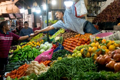 Een verkoper in een souk in Fes, Marokko door Ira Block