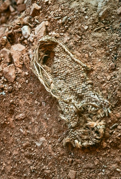 Een handgemaakte Anasazi-sandaal in Grand Gulch, Utah door Ira Block