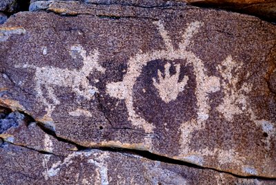Anasazi-petroglyfen (rotstekeningen) in New Mexico. door Ira Block