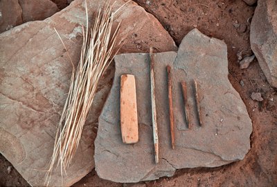 Anasazi-gereedschappen op een rots in Grand Gulch, Utah door Ira Block