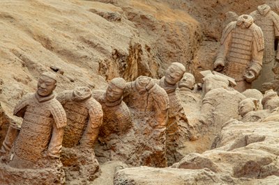 In het Terra Cotta Warrior Museum, scènes van de verschillende krijgers in het Pit 1-gebied, 2009 door Ira Block