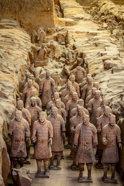 In het Terra Cotta Warrior Museum, scènes van de verschillende krijgers in het Pit 1-gebied, 2009 door Ira Block