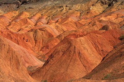 Bij de gekleurde rotsen nabij de kampeerplaats bij Wu Cai Wan in de Gobi-woestijn, Xinjiang..., 2007 door Ira Block