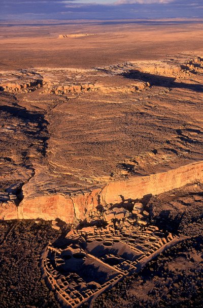 Diep in de afgelegen woestijnen van noordwestelijk New Mexico liggen de uitgebreide ruïnes van de... door Ira Block