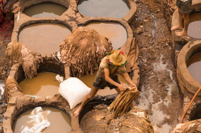 Huiden worden geverfd in de Chouara looierij in Fes, Marokko door Ira Block