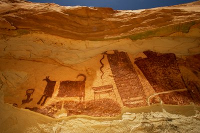 In Temple Mountain Wash nabij Hanksville, Utah. Barrier Canyon Style rotstekeningen., 2005 door Ira Block