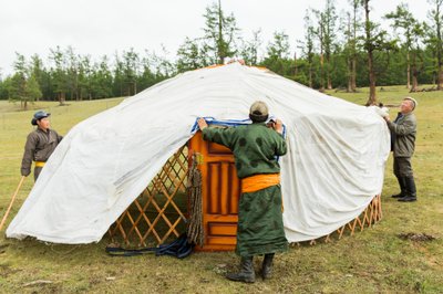 Lokale mensen bouwen een ger, een draagbare yurt nabij het Khövsgölmeer in noordelijk Mongolië door Ira Block