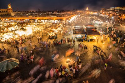 Uitzicht op Jemaa el-Fnaa, het marktplein in de medina, Marrakech door Ira Block