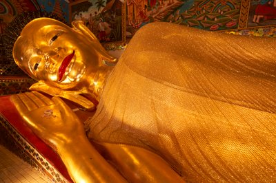 Liggende Boeddhabeeld bij Wat Phra Pan (Phra Non Mae Puka), Chiangmai, Thailand, 2019 door Ira Block