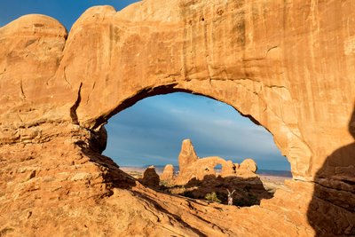 Zonsopgang bij Window Arch in Arches National Park, net buiten Moab, Utah. door Ira Block