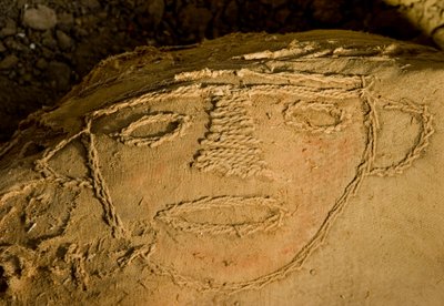 De fardo, of mummiebundel, in het hoofdgraf in de zuidwestelijke hoek van Huaca El Brujo., 2005 door Ira Block