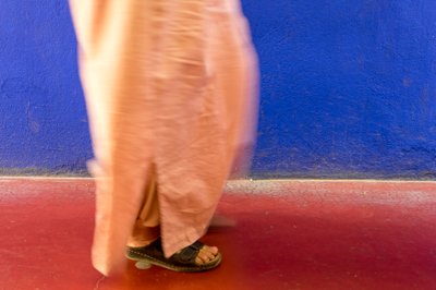 Langs een blauwe muur in de Majorelle Tuin in Marrakech, Marokko door Ira Block
