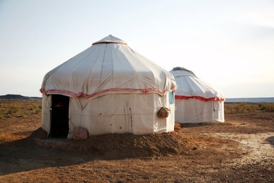 Joerten bij de gekleurde rotsen voor toeristen nabij de Wu Cai Wan-camping in de Gobi-woestijn, Xinjiang, West-China. door Ira Block