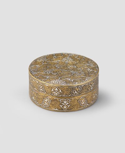 Doos met deksel van cilindrische vorm, van gegraveerd messing ingelegd met zilver, met latere vergulding en mogelijke toevoeging van binnenband, 1400-ca. 1525 door Iranian School