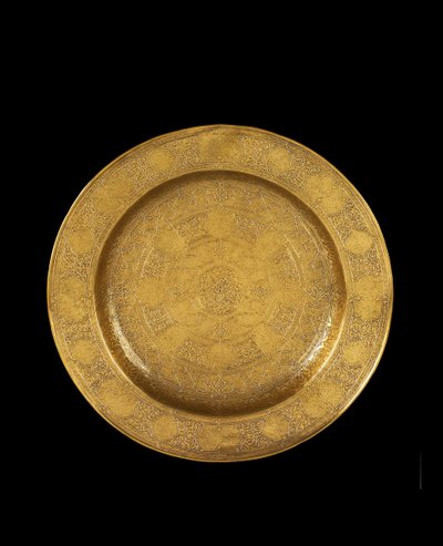 Schaal van gegraveerd messing met zilver inleg en latere vergulding, 1575-99 door Iranian School