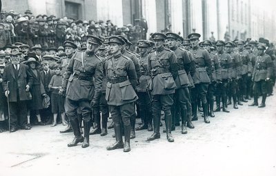 Michael Collins (1890-1922) (links) als hoofd van het Ierse Vrijstaatleger bij de begrafenis van Arthur Griffith, augustus 1922 door Irish Photographer