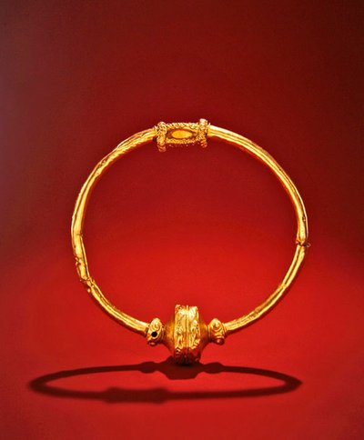 Halsband, Ardnaglug, County Roscommon, Vroege IJzertijd door Iron Age