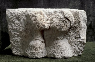 Iberische kunst: de Kus van Osuna. Hoog reliëf van kalksteen dat een man en een vrouw die kussen voorstelt - IJzertijd II, Dim. 13,5x24x20 cm - Madrid, Nationaal Archeologisch Museum door Iron Age