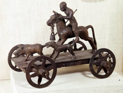 IJzertijd: miniatuur bronzen Merida tank die een wilde zwijnenjachtscène voorstelt door Iron Age