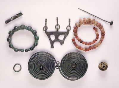 Sieraden gevonden in een vrouwengraf in Hallstatt, Keltisch door Iron Age