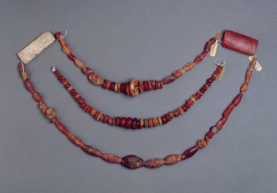 Drie kettingen van kralen uit Hallstatt, Oostenrijk, 700-500 v.Chr. (amber) door Iron Age
