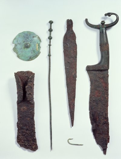 Van boven naar beneden: Mes, speerpunt, vishaak, kledingpin, riemschijf en bijl, allemaal gevonden in mannelijke graven in Hallstatt, IJzertijd door Iron Age