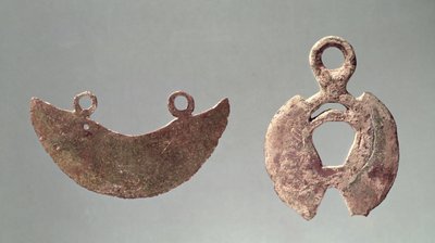 Twee scheermessen, uit de Hallstatt-begraafplaats (brons) door Iron Age
