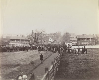 Processie van troepen en burgers op weg naar de inwijding van het Soldiers
