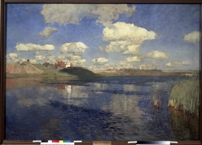 Het meer. Uitzicht op het meer omgeven door riet, met een dorp en velden aan de oevers. door Isaak Ilyich Levitan