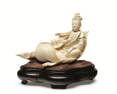 Een ivoren beeldhouwwerk van Kannon drijvend op een lotusblad, Meiji-periode, eind 19e eeuw door Ishikawa Komei