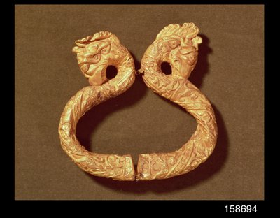 Armband met twee monsterkoppen, 14e-15e eeuw (hout) door Islamic School