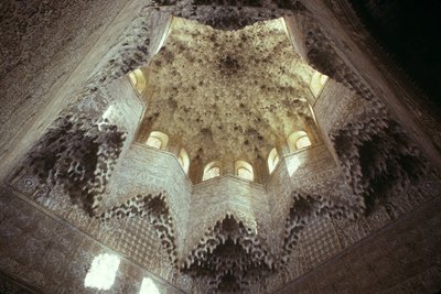 Plafond van de Hal van de Abencerrajes door Islamic School