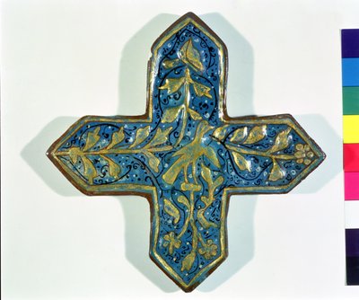 Kruisvormige tegel met bladgoud in de stijl van Takht-e Solaiman, 13e-14e eeuw door Islamic School