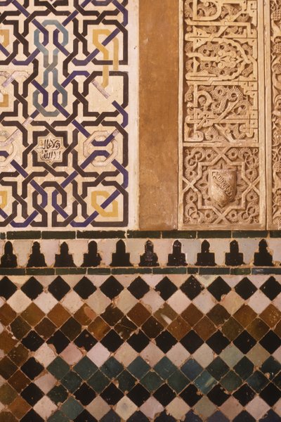 Detail van het tegelontwerp in de patio de Mexuar door Islamic School