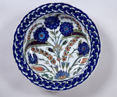 Schaal met een bloemendecoratie, Iznik door Islamic School
