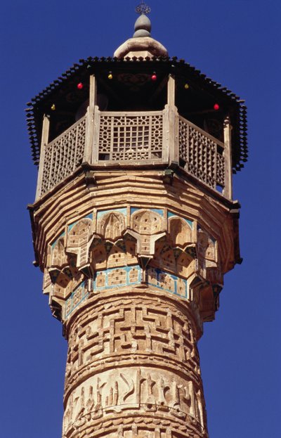 Uitgebreid metselwerk aan de top van de Semnan Minaret door Islamic School